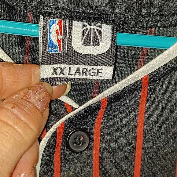 Button down; CHICAGO BULLS - Picture 2 of 3